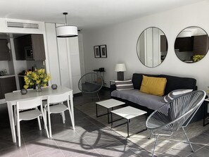 Living area - Appartement Centre Cavalaire Plage et Port Trois Minutes à Pied (Cavalaire-sur-Mer)