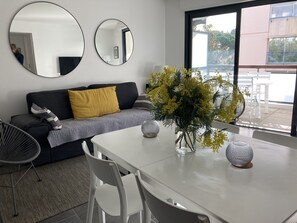 Living area - Appartement Centre Cavalaire Plage et Port Trois Minutes à Pied (Cavalaire-sur-Mer)