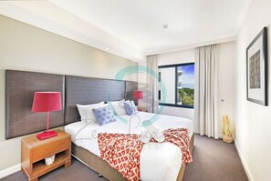 Premier Apartment | 3 bedrooms, desk, iron/ironing board, travel crib