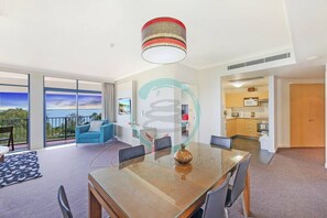 Premier Apartment | Dining room - ZEN88 ESPLANADE - 3BR Luxury Suite Apt (Darwin)