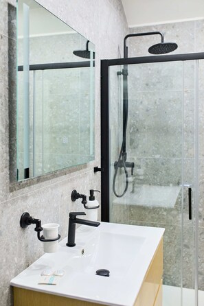 Vila Desain | Kamar mandi | Shower, pengering rambut, jubah mandi, dan lantai berpemanas
