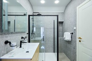 Villa Design | Salle de bain | Douche, séchoir à cheveux, peignoirs, plancher chauffant (salle de bain)