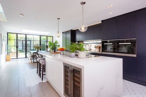 ثلاجة، ميكروويف، فرن، موقد طهي مسطح