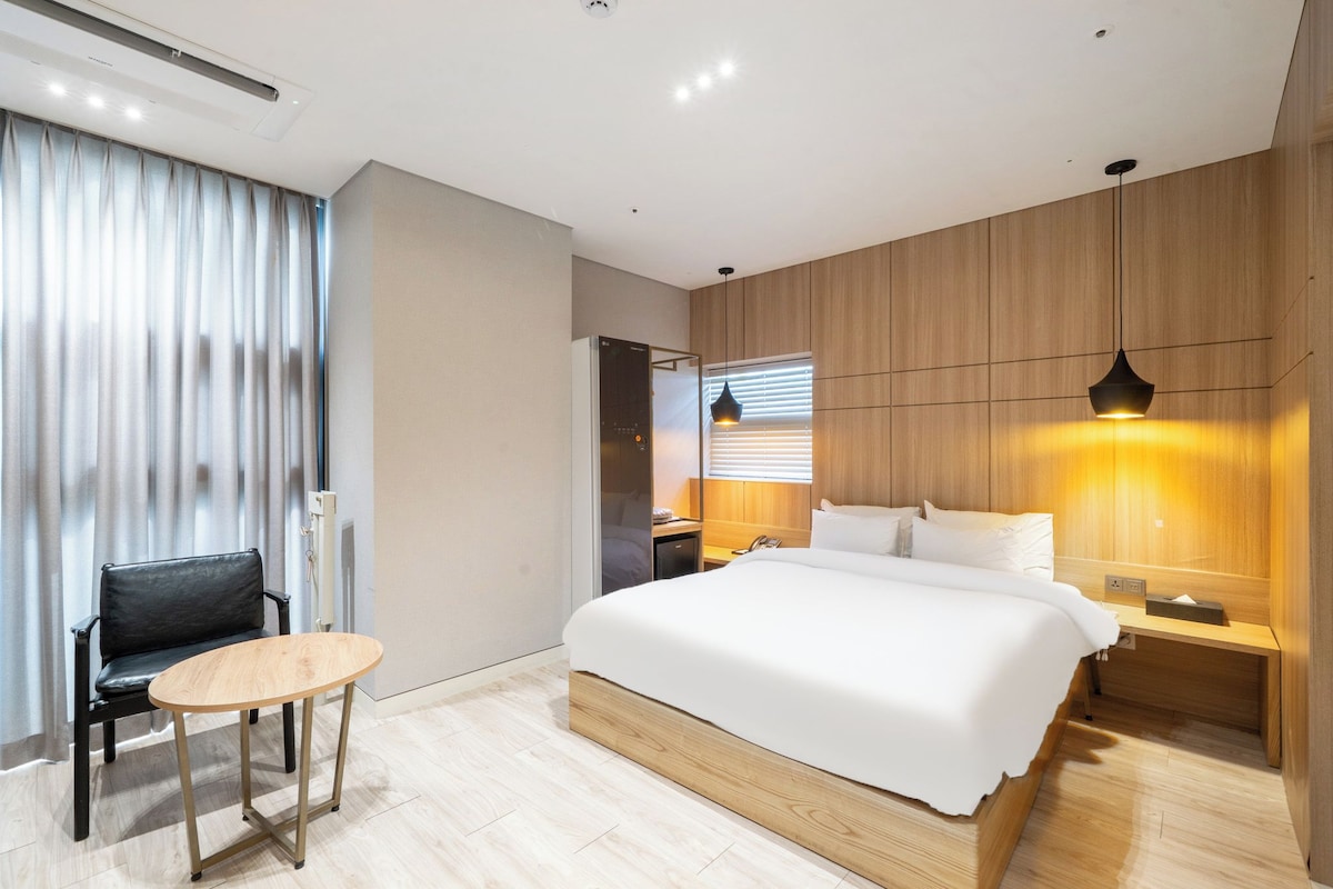 Business Premium Room | Premium bedding, down comforters, memory foam beds, desk