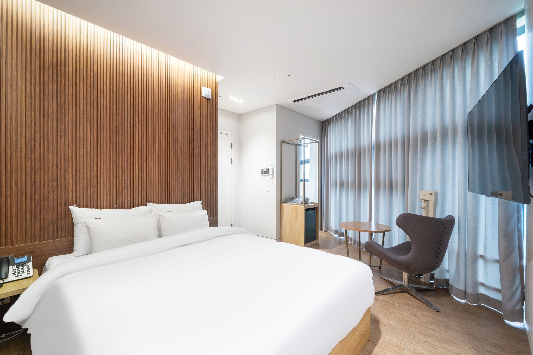 Business Premium Room | 高档床上用品、羽绒被、记忆海绵床垫、办公桌
