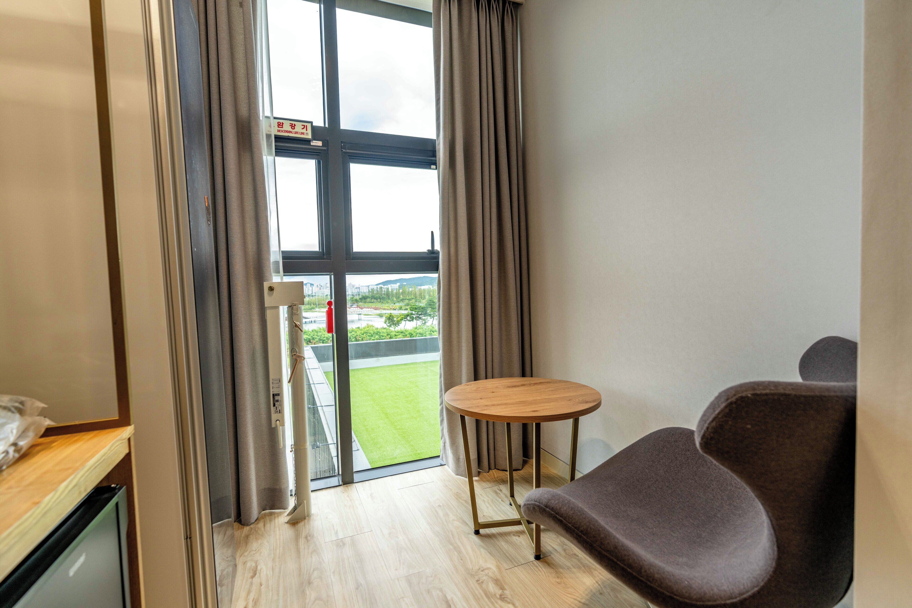 프리미엄 더블룸 | 고급 침구, 오리/거위털 이불, 메모리폼 침대, 각각 다른 스타일의 인테리어