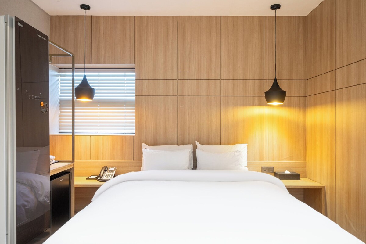 Business Premium Room | Sengetøy av topp kvalitet, dundyner, memory foam-senger og skrivebord