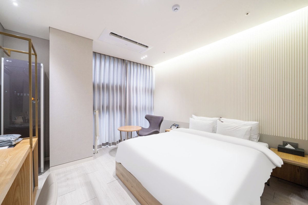 Business Double Room | Premium bedding, down comforters, memory foam beds, desk