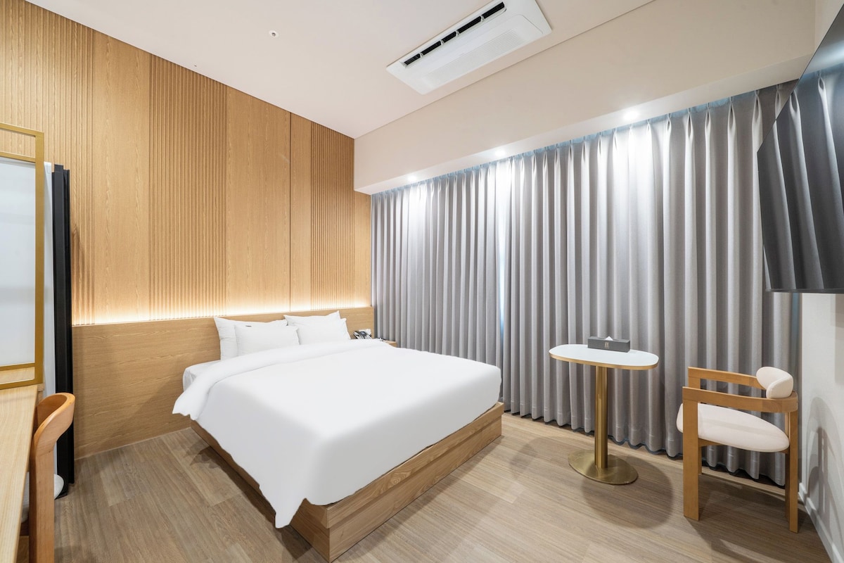 Business Double Room | Sengetøy av topp kvalitet, dundyner, memory foam-senger og skrivebord