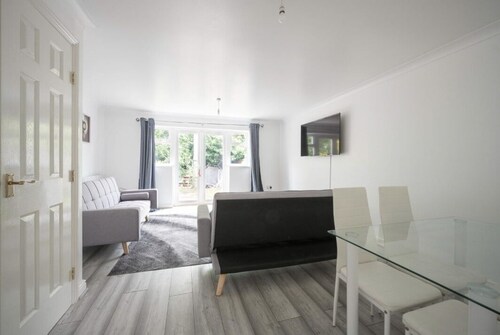 Maidstone villa 3 bedroom free parking free WiFi 
