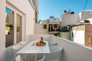 Outdoor dining - On Luxury Chania (Chania)