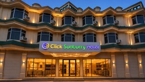 Un hotel con un letrero llamativo que dice 'Click Sunbury Hotel'.