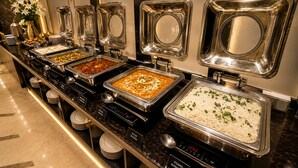 Un bufé con diversas opciones de comida, como arroz, curry y otros platos.