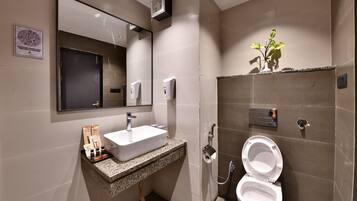 Deluxe Double Room | Bathroom | Shower, rainfall showerhead, slippers, towels