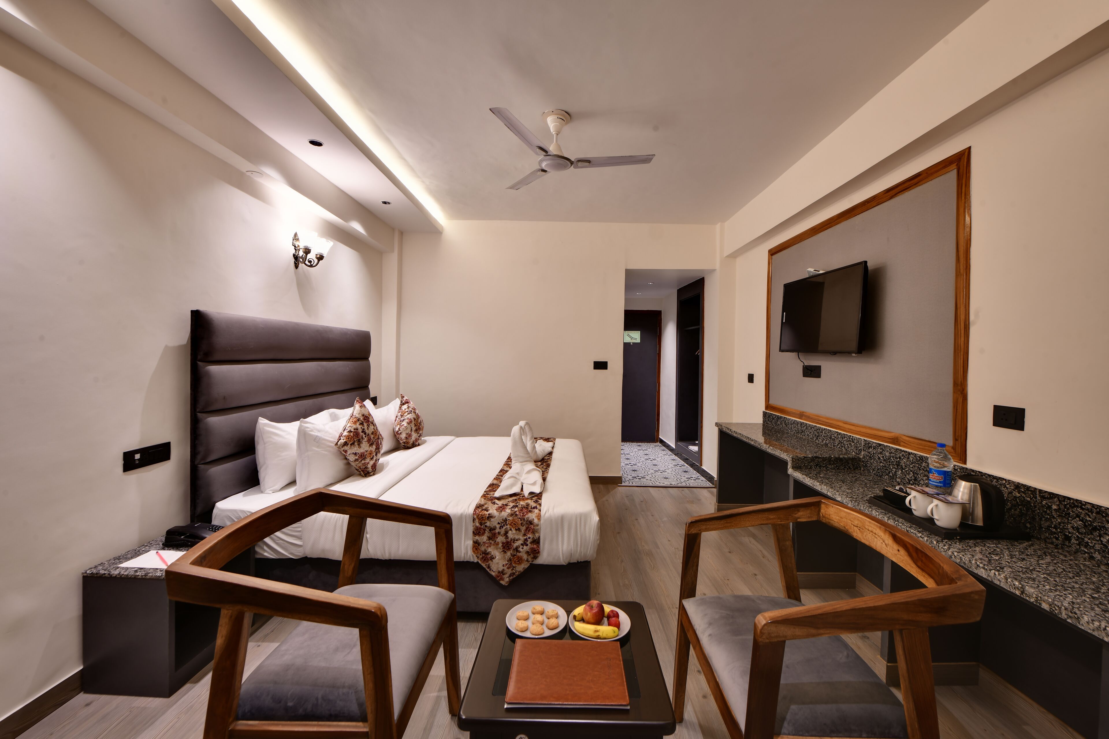 华丽双人房 | 高档床上用品、办公桌、笔记本电脑工作区、遮光窗帘