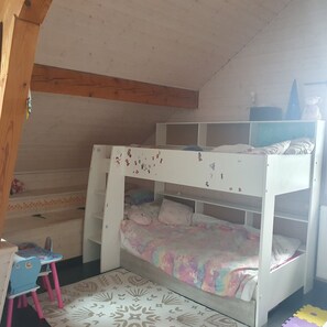 2 sovrum, strykjÀrn/strykbrÀda, resesÀng och sÀngklÀder