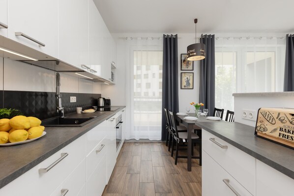 Fridge, oven, stovetop, dishwasher - Międzyborska 10B | Spacious Apartment | Parking (Warszawa)