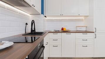 Fridge, oven, stovetop, dishwasher