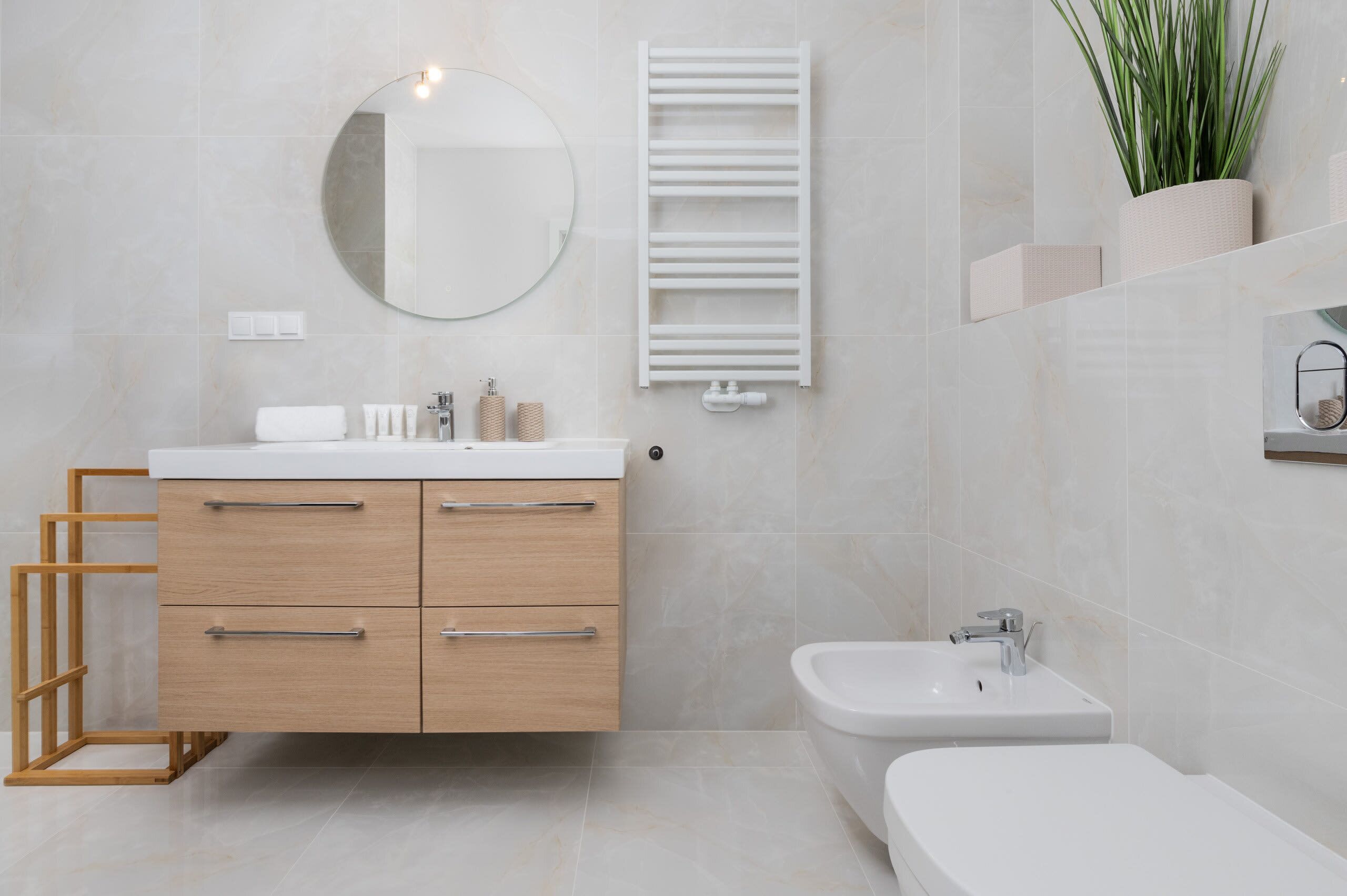 Shower, hair dryer, towels, shampoo