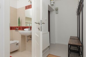 Baignoire, séchoir à cheveux, serviettes fournies, shampooing