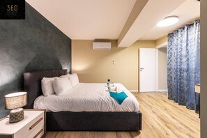 Schreibtisch, Bügeleisen/Bügelbrett, Reisekinderbett, WLAN