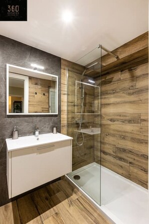 ヘアドライヤー、タオル、石鹸、トイレットペーパー