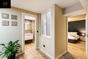 Bureau, fer et planche à repasser, lit parapluie, Wi-Fi