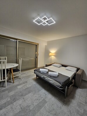 1 bedroom, bed sheets