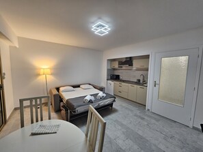 1 bedroom, bed sheets