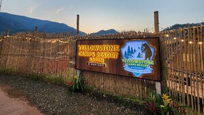Una cerca de madera con un letrero de Yellowstone Camps Resort.