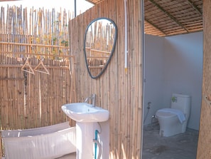 Casa de campo, 1 cama doble, vistas al jardín | Baño | Cabezal de ducha tipo lluvia y toallas