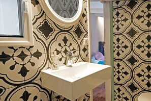 Ducha, secador de pelo, toallas y jabón