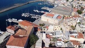 Une ville côtière dotée d’un port de plaisance, de bâtiments historiques et d’une église remarquable.