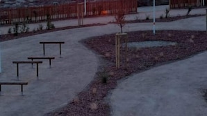 A sunset view from a park with benches and a fence. - Logement Front de mer à Port Leucate (Leucate)