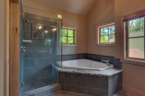 Badewanne, Whirlpool, Haartrockner, Handtücher