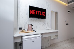 Habitación empresarial triple, 3 camas individuales | Televisión