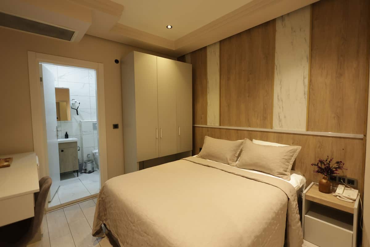 Quarto econômico, 1 cama de casal | Banheiro | Chuveiro, chuveiro com efeito de chuva, produtos de toalete grátis 