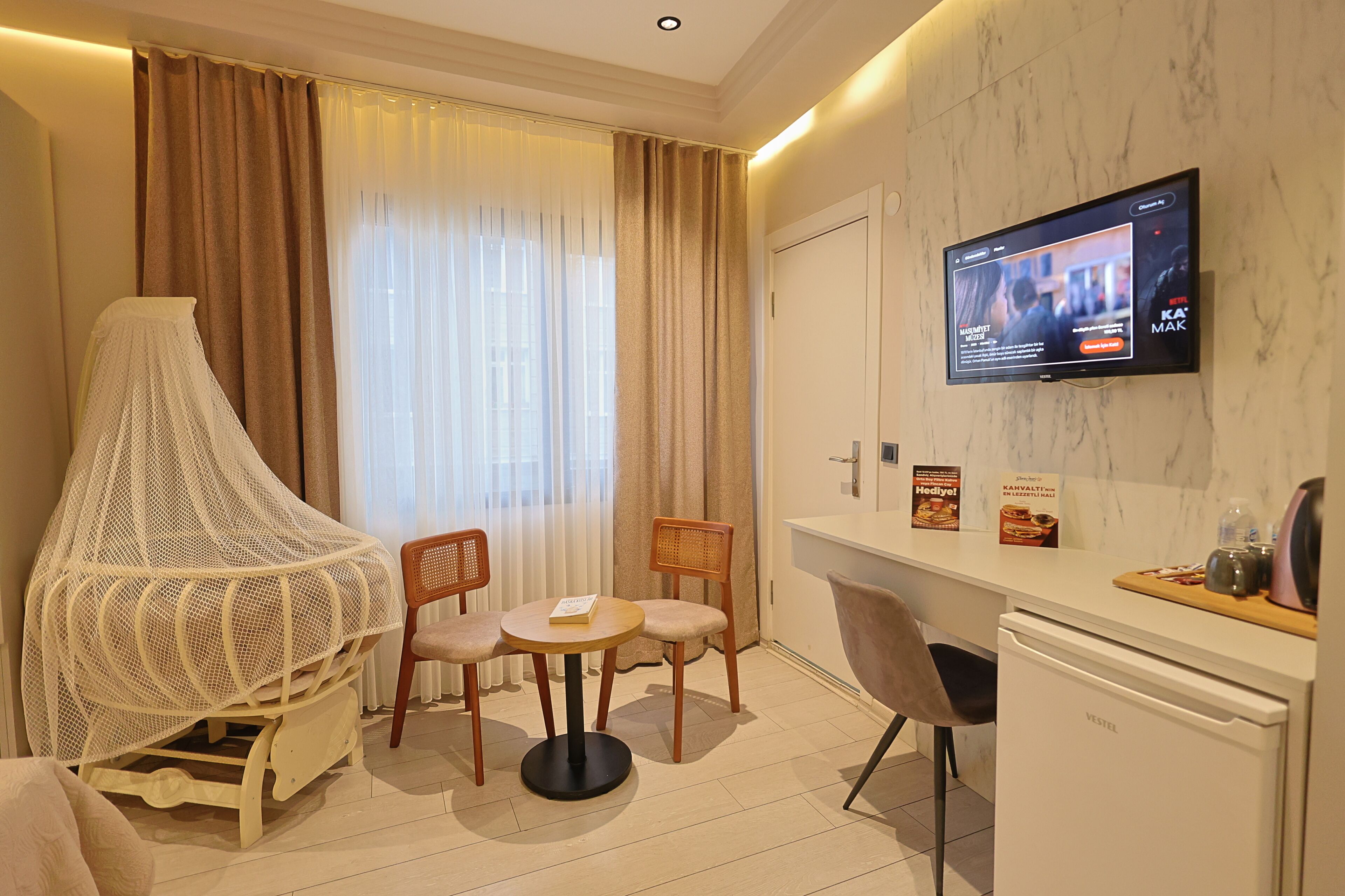 Habitación doble superior, 1 habitación, para no fumadores, vista a la ciudad | Minibar, escritorio, espacio para trabajar con laptop y insonorización 