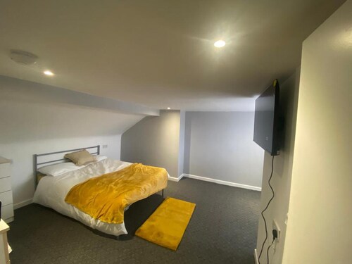 Remarkable 5 Bedroom 5 Bathroom House in Coventry