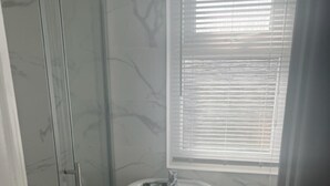 Casa, varias camas | Baño
