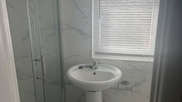 Rumah, Beberapa Tempat Tidur | Kamar mandi | Shower dan handuk