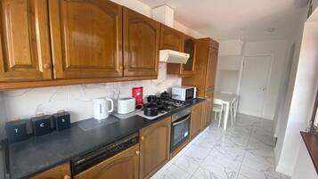 Rumah, Beberapa Tempat Tidur | Dapur pribadi | Lemari es, microwave, oven, dan kompor
