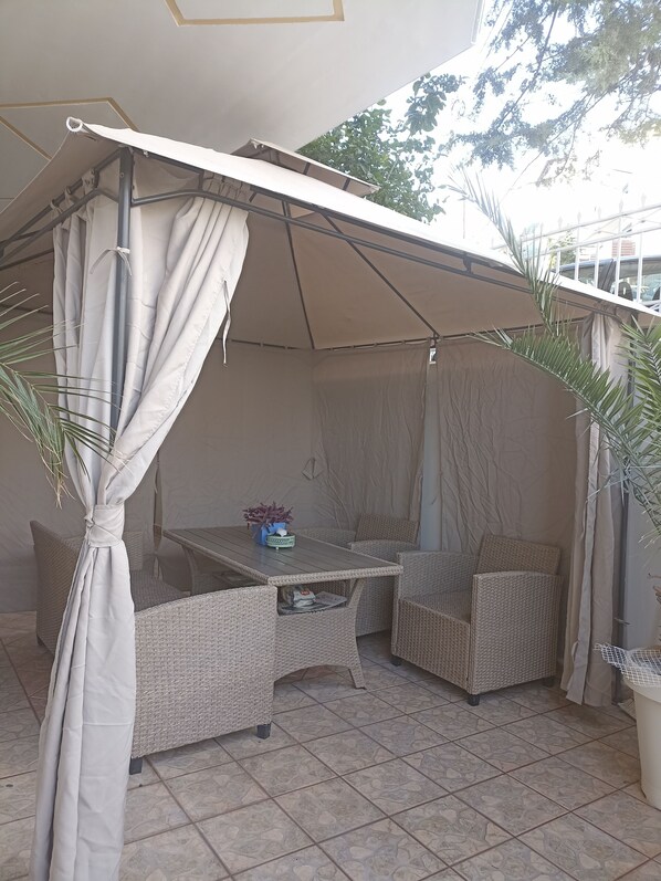 Apartamento, varias camas | Jardines del alojamiento
