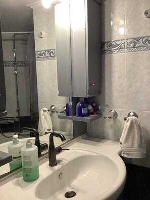 Bathroom - Stunning 2-bedroom Apartment in Nikea Greece (Nikaia-Agios Ioannis Rentis)