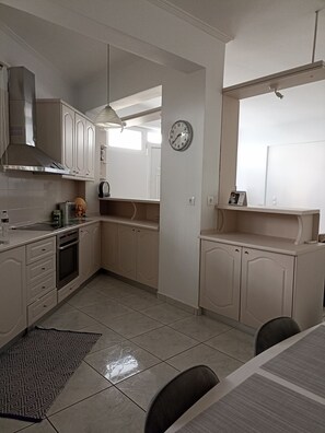Apartamento, varias camas | Cocina privada | Frigorífico, horno, lavavajillas y hervidor eléctrico