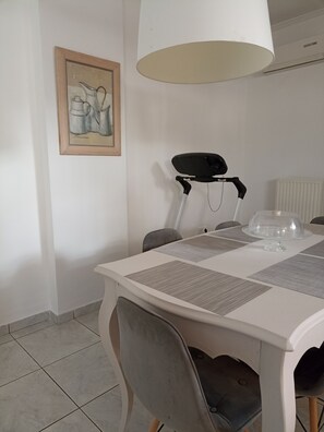 Dining - Stunning 2-bedroom Apartment in Nikea Greece (Nikaia-Agios Ioannis Rentis)