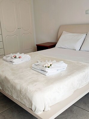 Room - Stunning 2-bedroom Apartment in Nikea Greece (Nikaia-Agios Ioannis Rentis)
