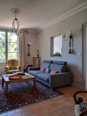 Smart TV, books, stereo