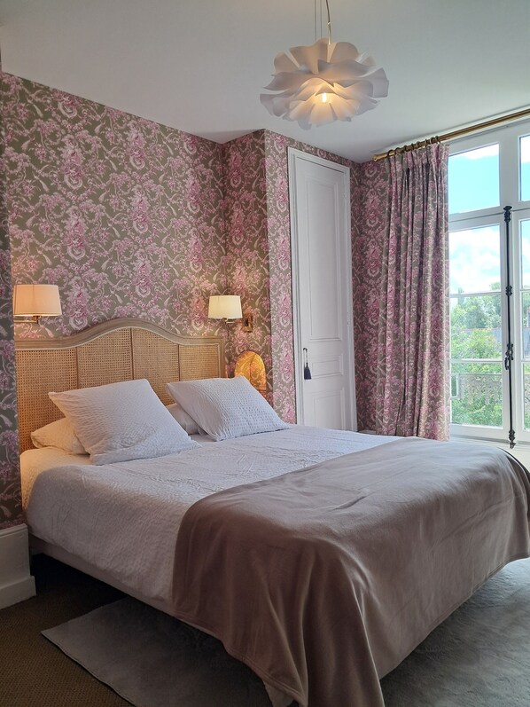 4 bedrooms, desk, iron/ironing board, free WiFi