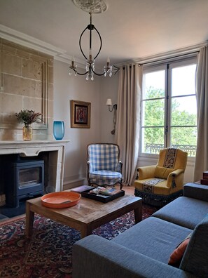 Smart TV, books, stereo - Le Clos Chaillan, Maison de Charme en Touraine (Cinq-Mars-la-Pile)